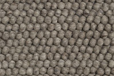 Detailaufnahme des grauen Hay Peas Teppichs mit Wollkugeln, Größe 200 x 140 cm.